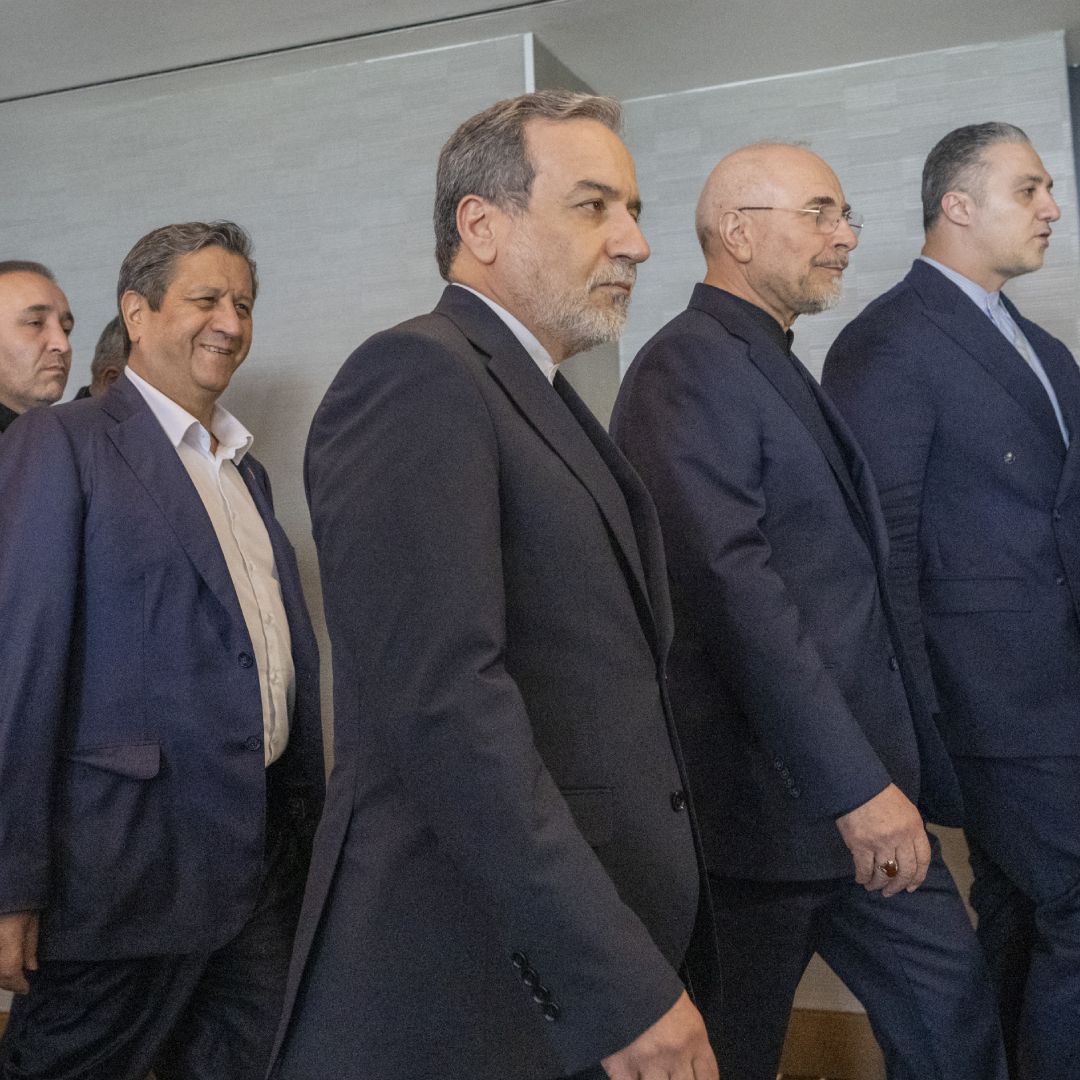 La delegación iraní, que incluye al Ministro de Asuntos Exteriores de Irán, Abbas Araghchi (C), y al Presidente del Parlamento Islámico de Irán, Mohammed Bagher Ghalibaf (3.º por la derecha), llega a una reunión cuadrilateral entre Estados Unidos, Irán, Pakistán y Qatar en el complejo hotelero de lujo Burgenstock, cerca del lago de Lucerna, Suiza, el 21 de junio de 2026, como parte de las conversaciones destinadas a avanzar en un acuerdo para poner fin al conflicto de Oriente Medio. Foto: AFP